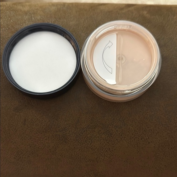 Estée Lauder Perfecting Loose Powder - Picture 4 of 4